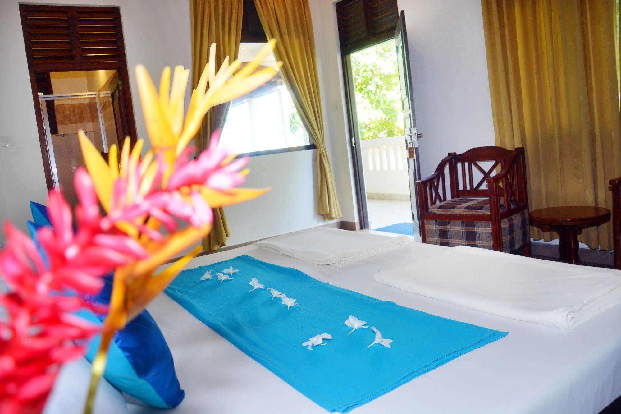 Blue Sky Beach Resort Унаватуна Екстериор снимка